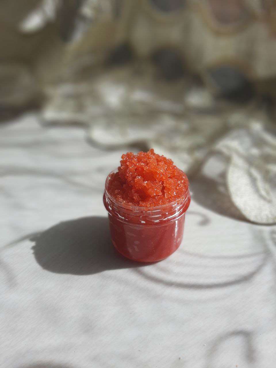 مقشر شفاه طبيعي بالفواكه