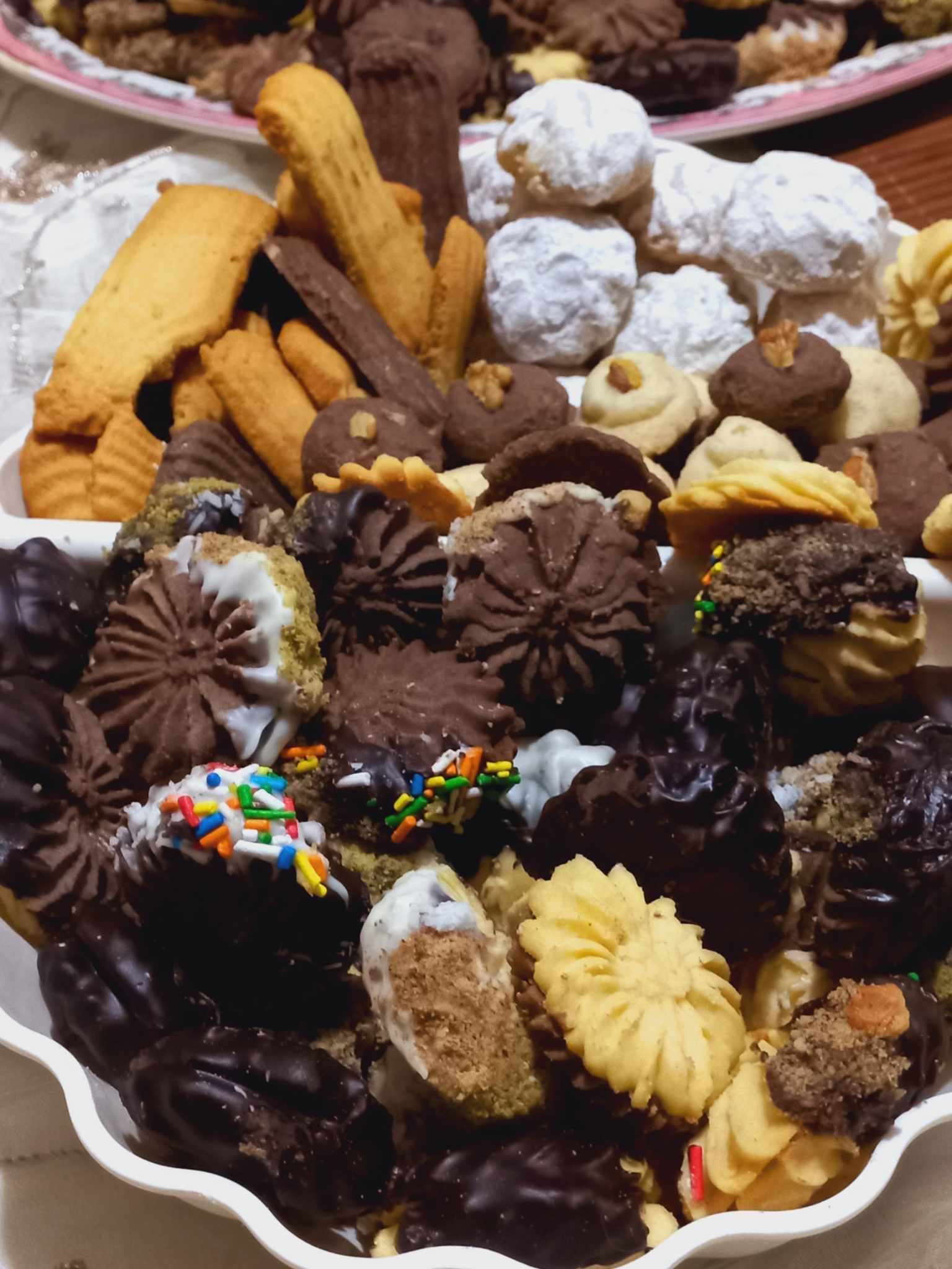 بيتي فور بالزبده النيوزلندي محشي نوتيلا ومغطي شيكولاته ومكسرات