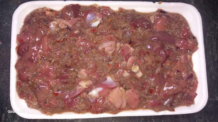 كبد وقوانص متبله جاهزه علي الطبخ