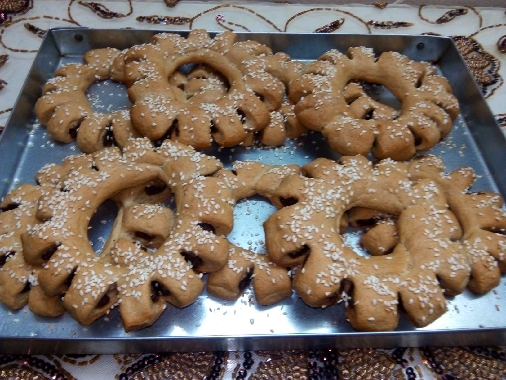 معجنات بالعجوه بدقيق القمح الكامل