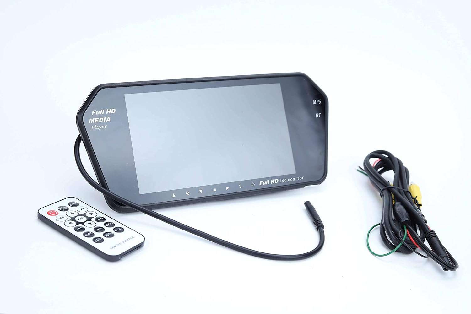 شاشة هاف تاتش وكمان بيشغل MP3 وMP4 و MP5 مش بس كدا + انه بيشغل راديو