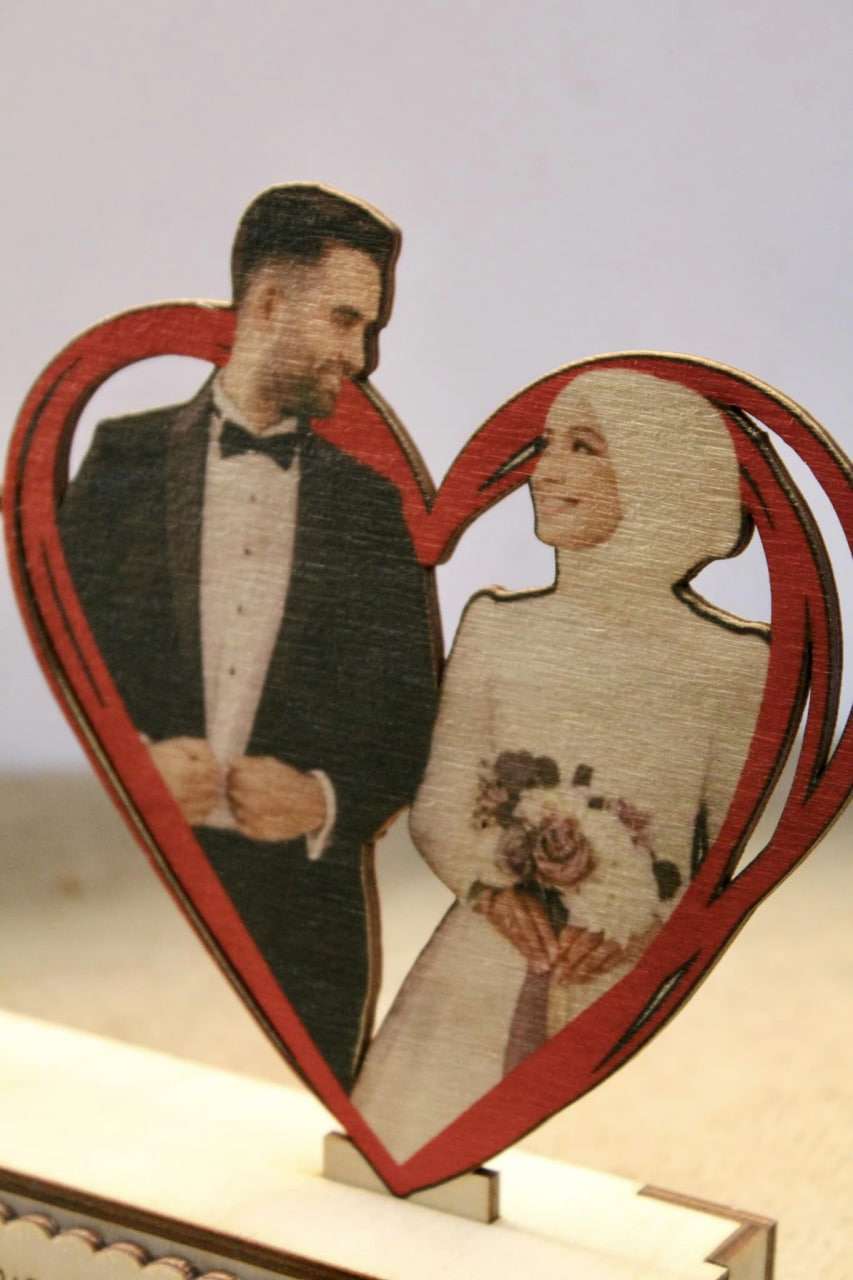 ستاند الفرح طباعة علي خشب فنلندي بالصورة و الاسامي و التاريخ