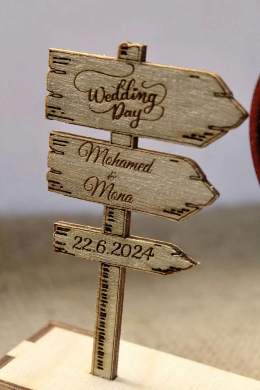 ستاند الفرح طباعة علي خشب فنلندي بالصورة و الاسامي و التاريخ