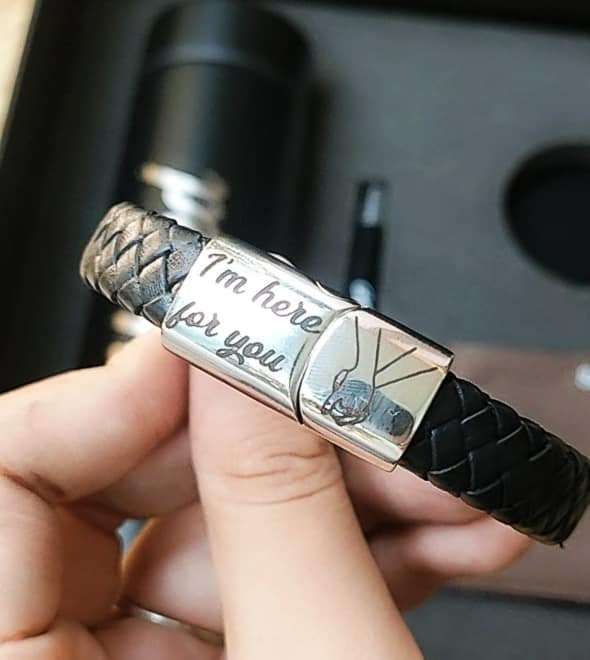 البوكس الهداية عبارة عن (محفظة+ حظاظة + قلم + مج حراري)