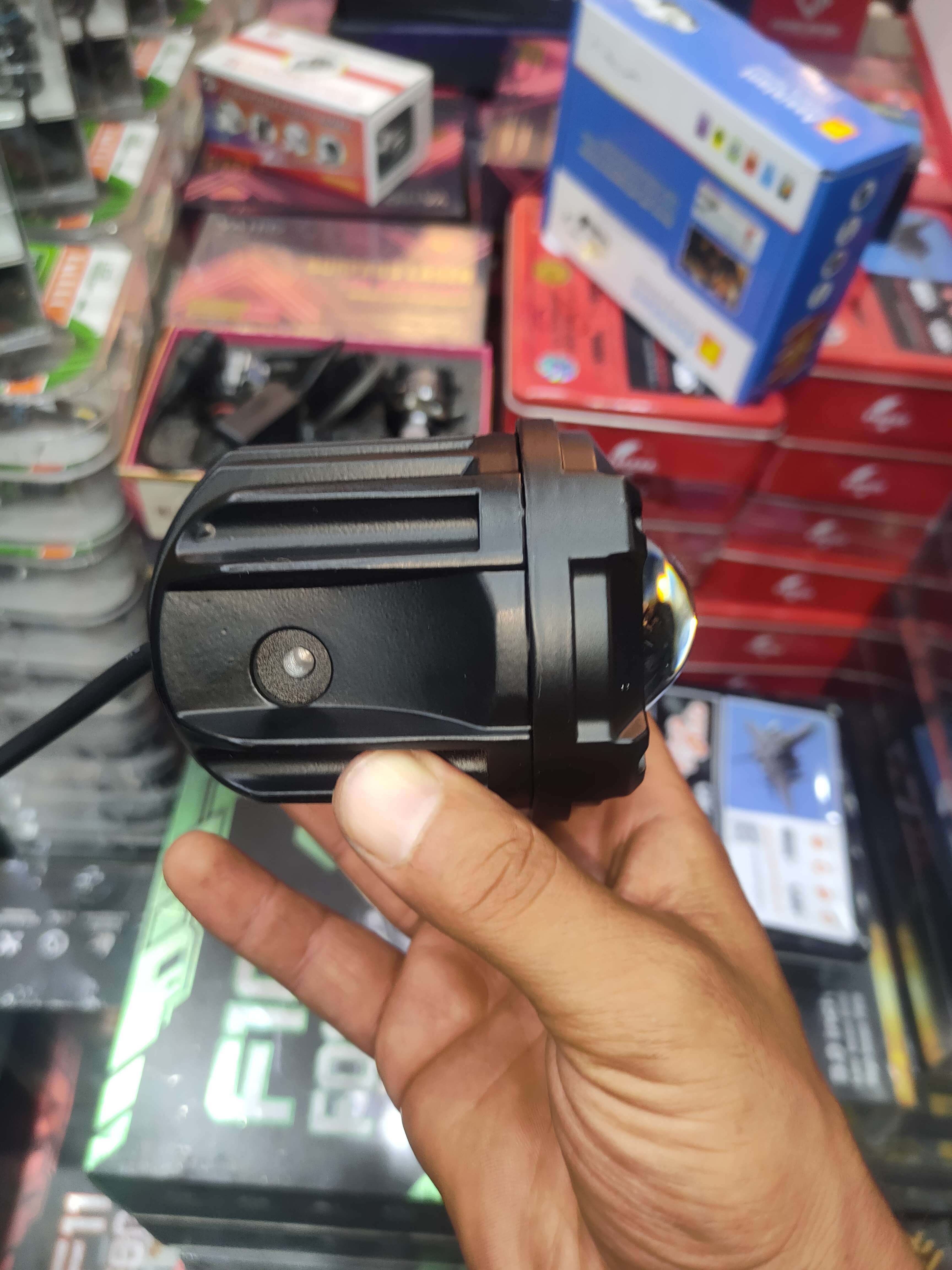 عدسة اضاءه شبورة   xl نورها ابيض في العالي واصفر في الواطي