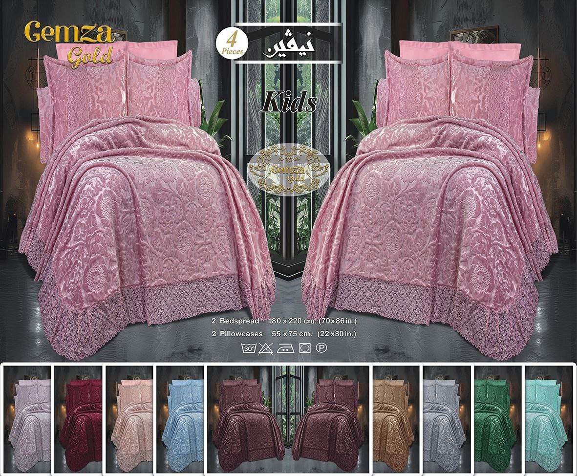 طقم مفرش قطيفة جولد بجوبير حفر بارز سادة نيفين جيمزا 

4 قطع اطفال