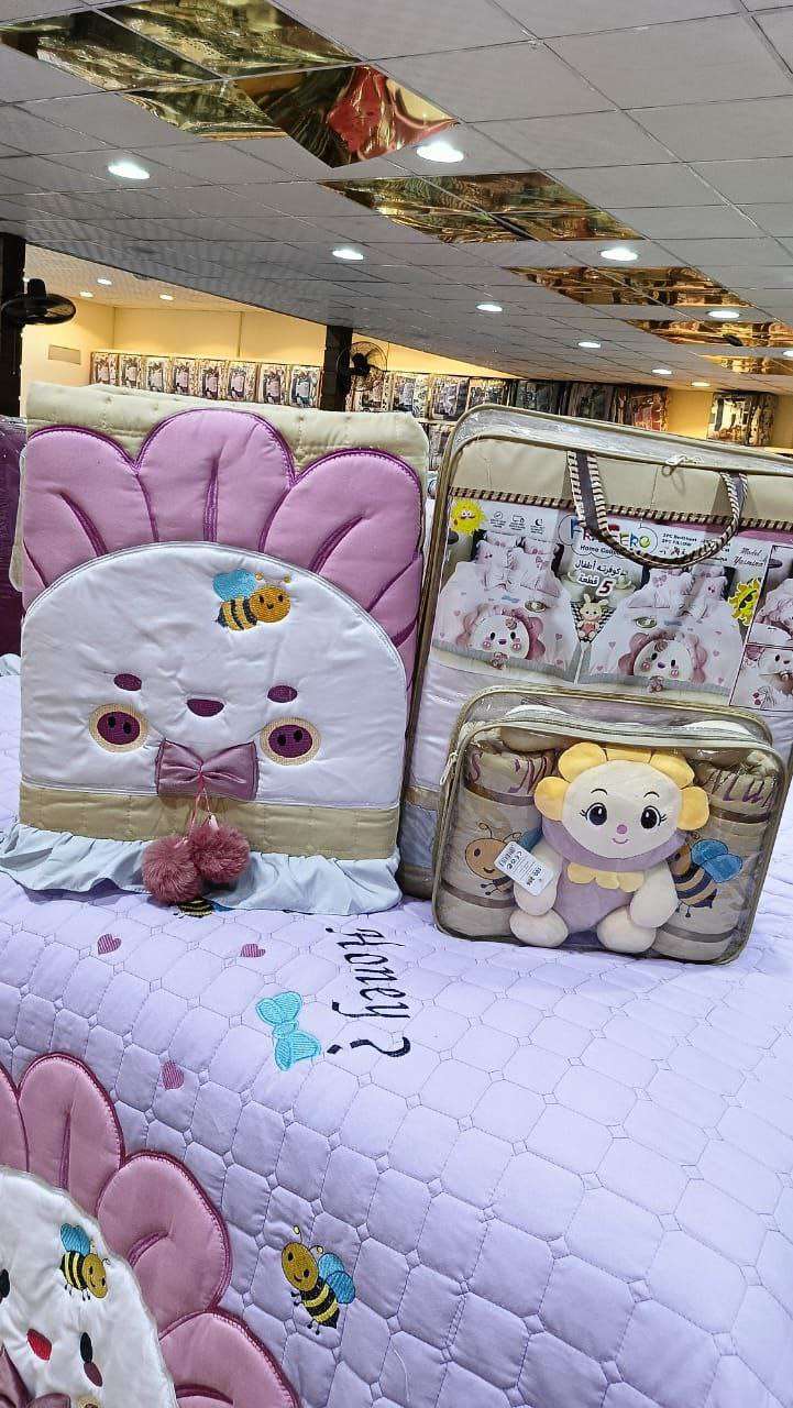 كوفرتة فايبر اطفال 5قطعه
2كوفرته 200*240
2كيس خداديه 60*75
دبدوب