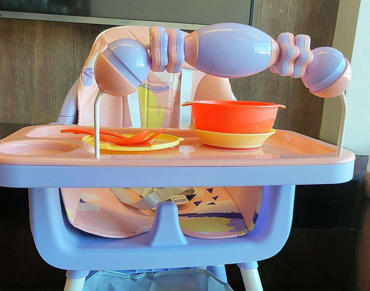 كرسي طعام مع طقم ادوات طعام صحي