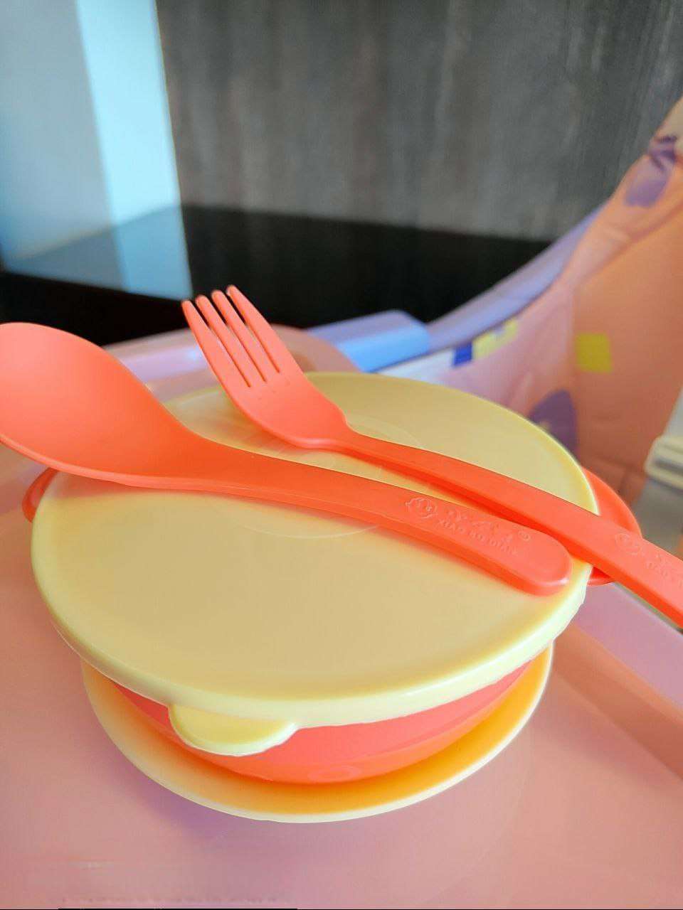 كرسي طعام مع طقم ادوات طعام صحي