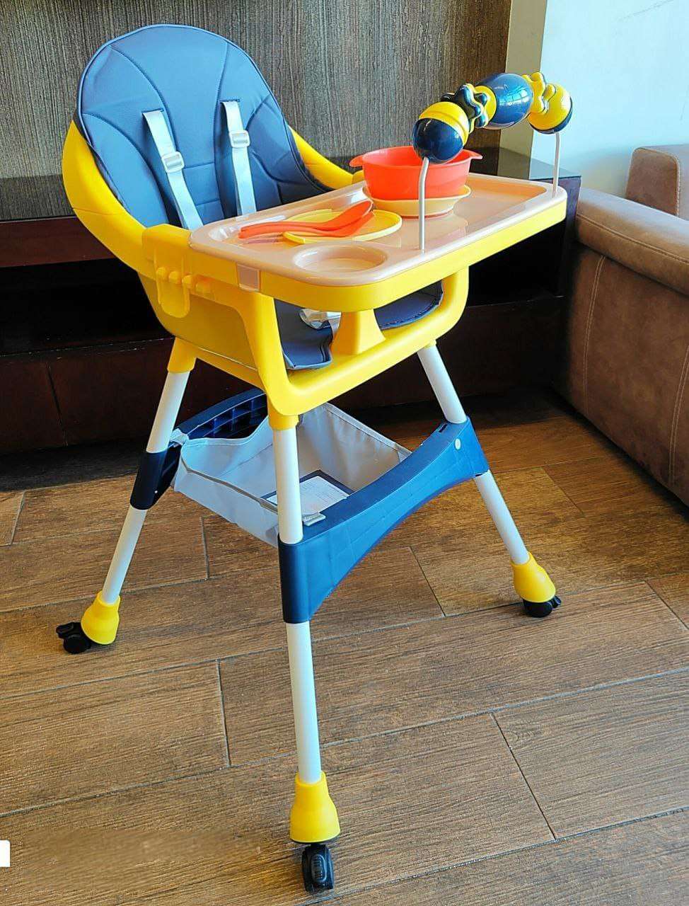 كرسي طعام مع طقم ادوات طعام صحي