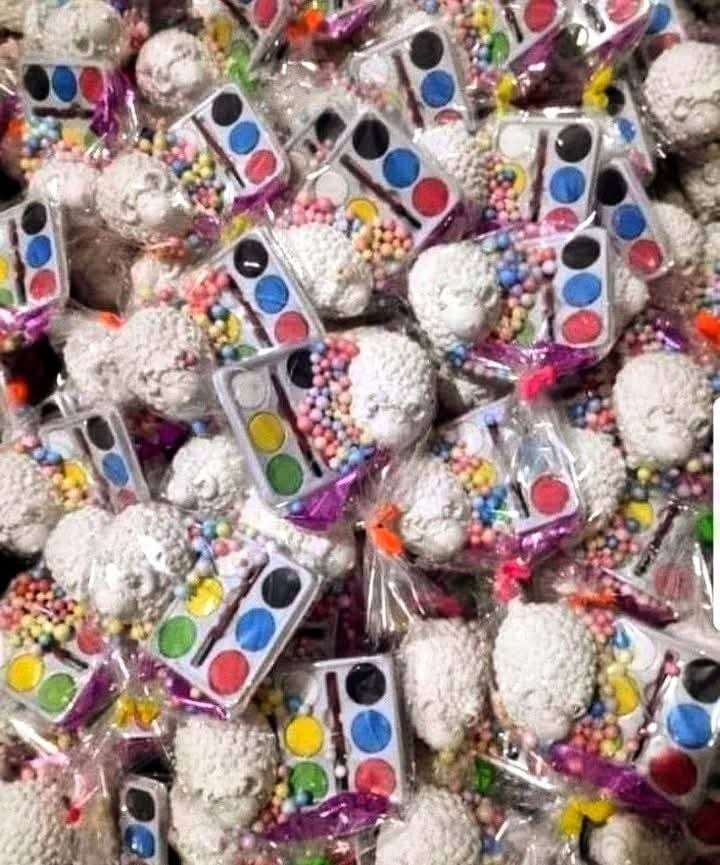 توزيعات العيد خروف ومعاه علبه الوان 6لون مستوردة