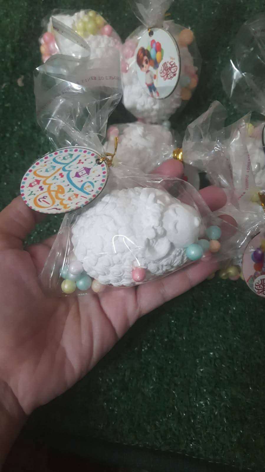 توزيعات العيد خروف ومعاه علبه الوان 6لون مستوردة