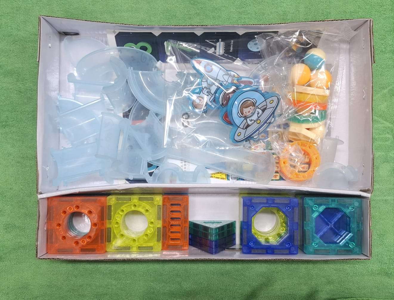 مغناطيس ملون فضاء