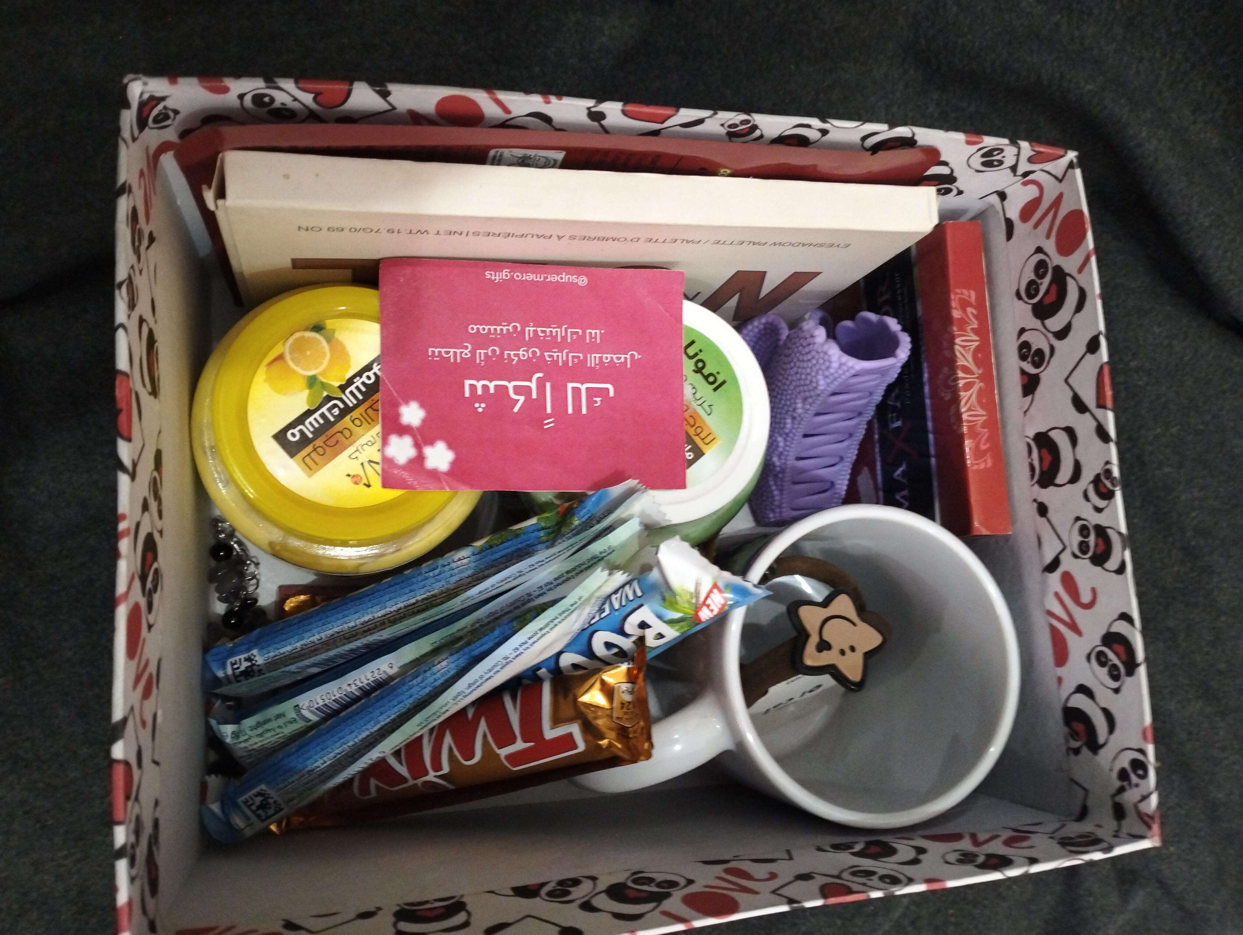 بوكس هدايا بناتي ميكاب و مج و ميداليا و شوكولاته