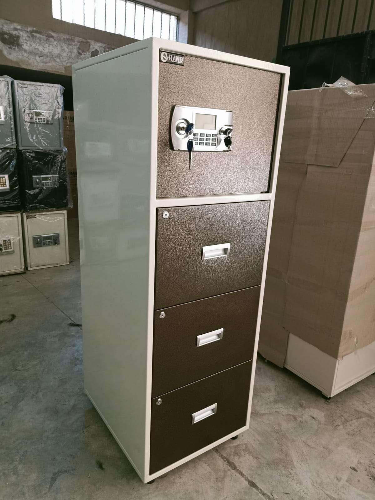 شانون مع خزنه ٢ × ١