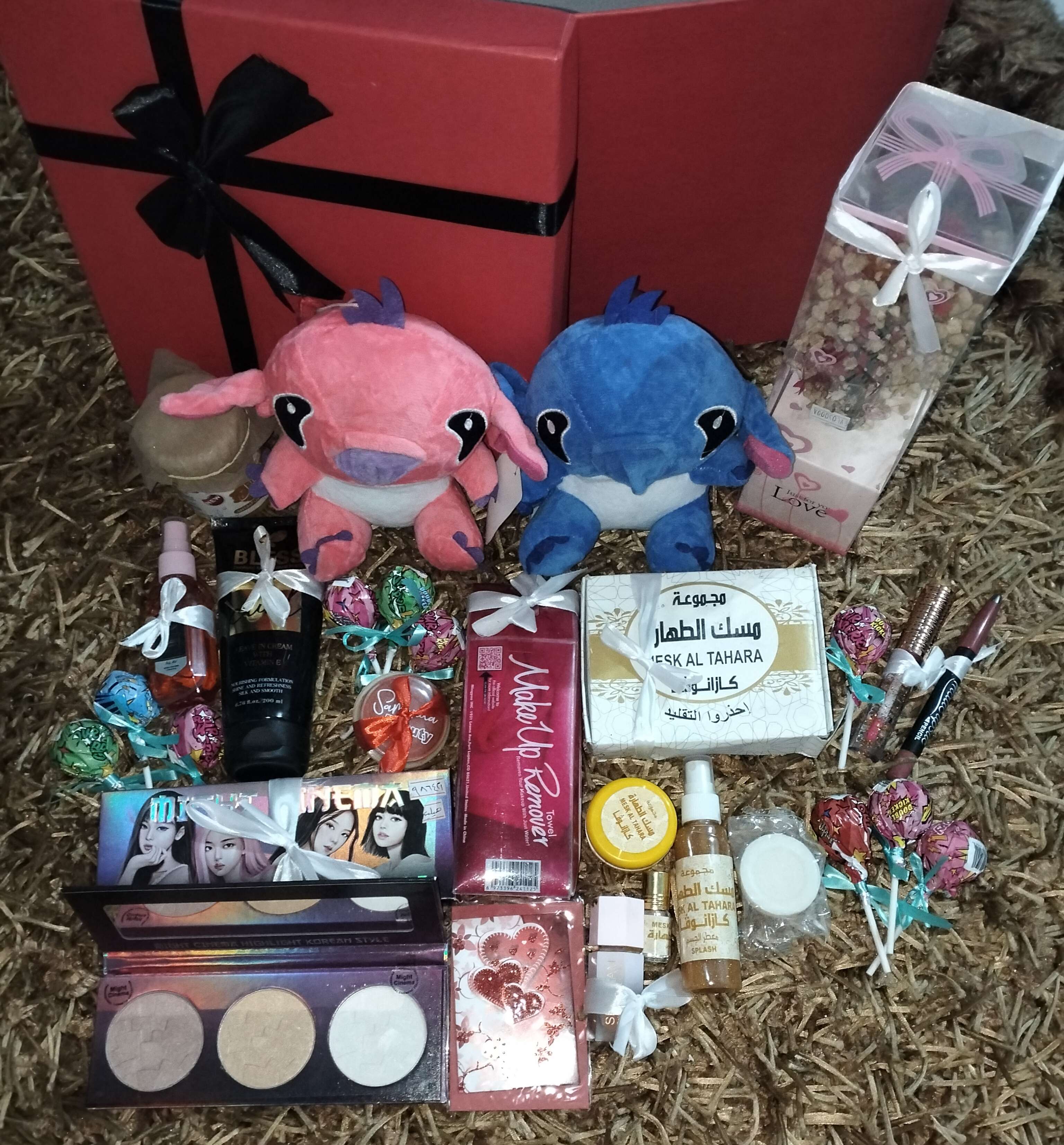 بوكس هدايا بناتي ميكاب و هديه دبدوب ستيتش و انجل و مصاصات و ورد