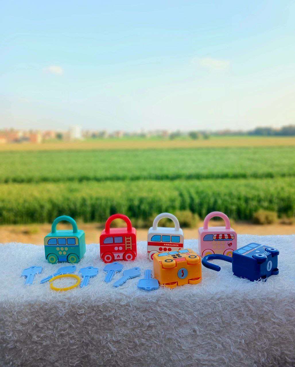 أقفال على شكل وسيلة مواصلات