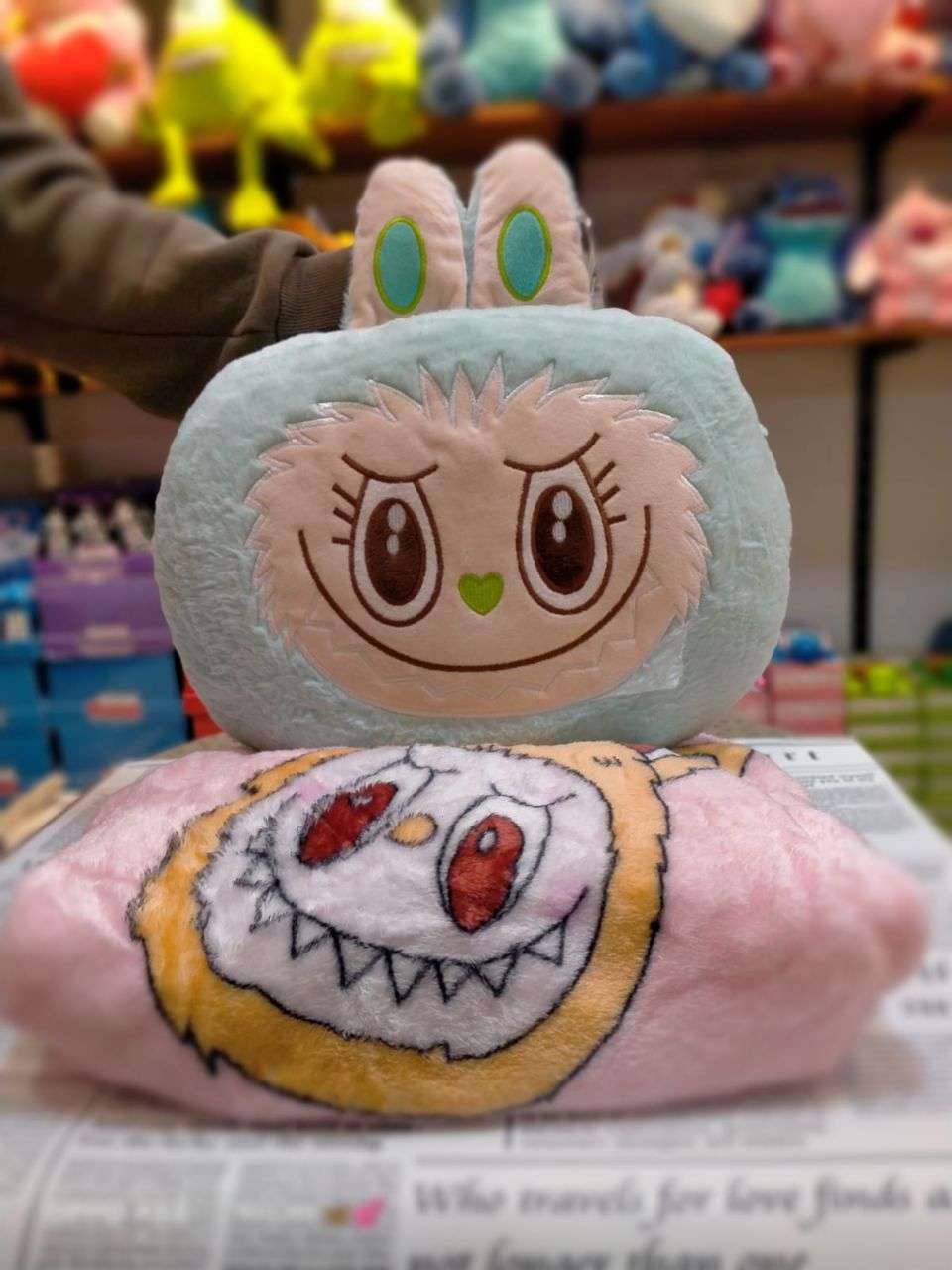 طقم مخدة وبطانية لابوبو البطانية مقاس 160×2 متر