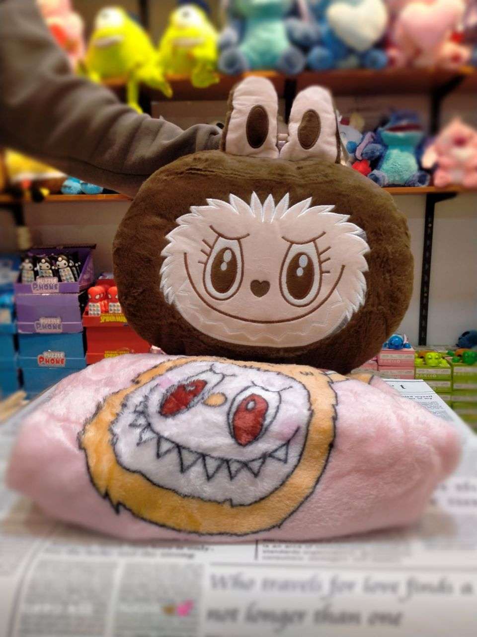 طقم مخدة وبطانية لابوبو البطانية مقاس 160×2 متر